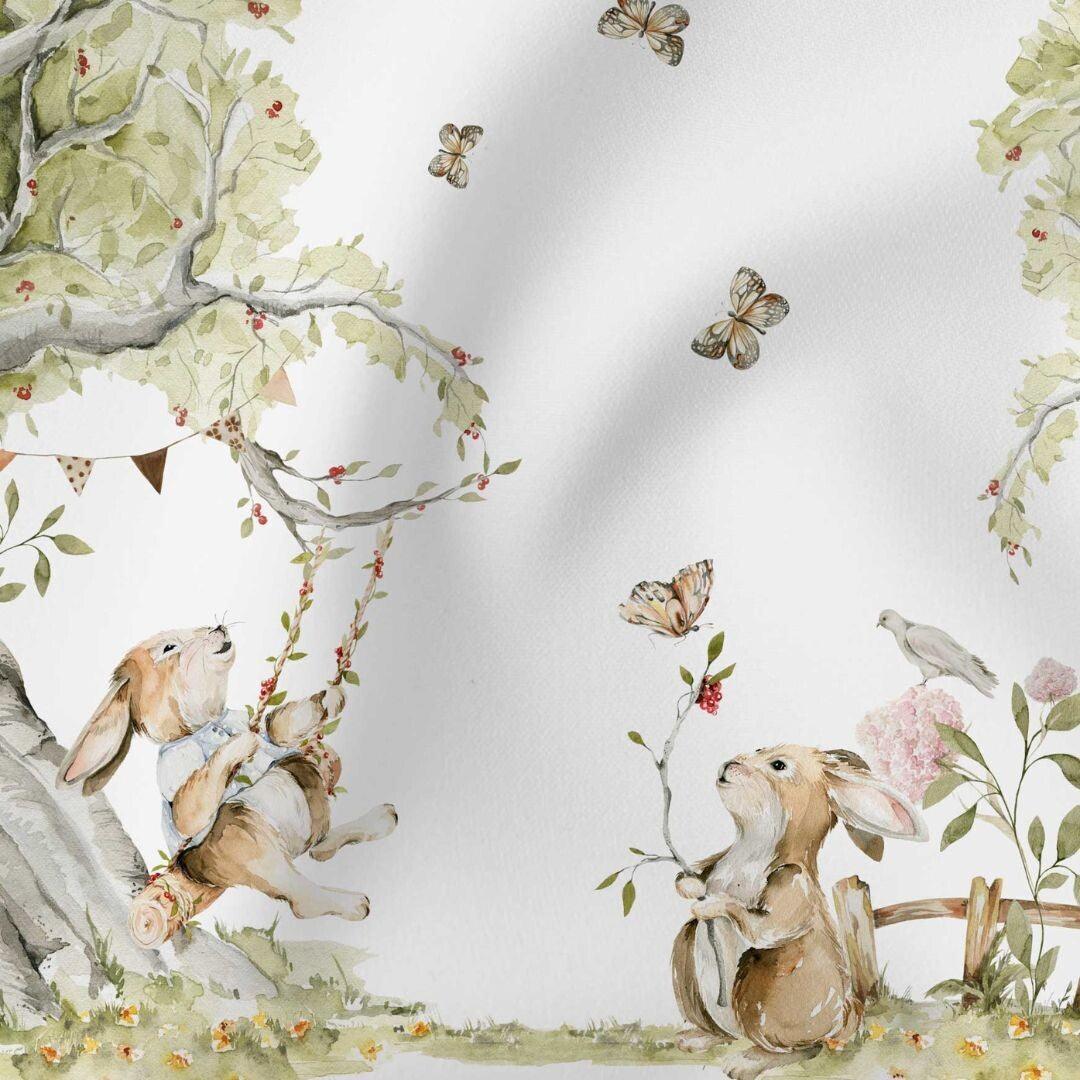 Stoffpanel "Zauberwald" mit zwei handgemalten Hasen in einem malerischen Wald – 75x100 cm, ideal für Baby- und Kinderdecken.