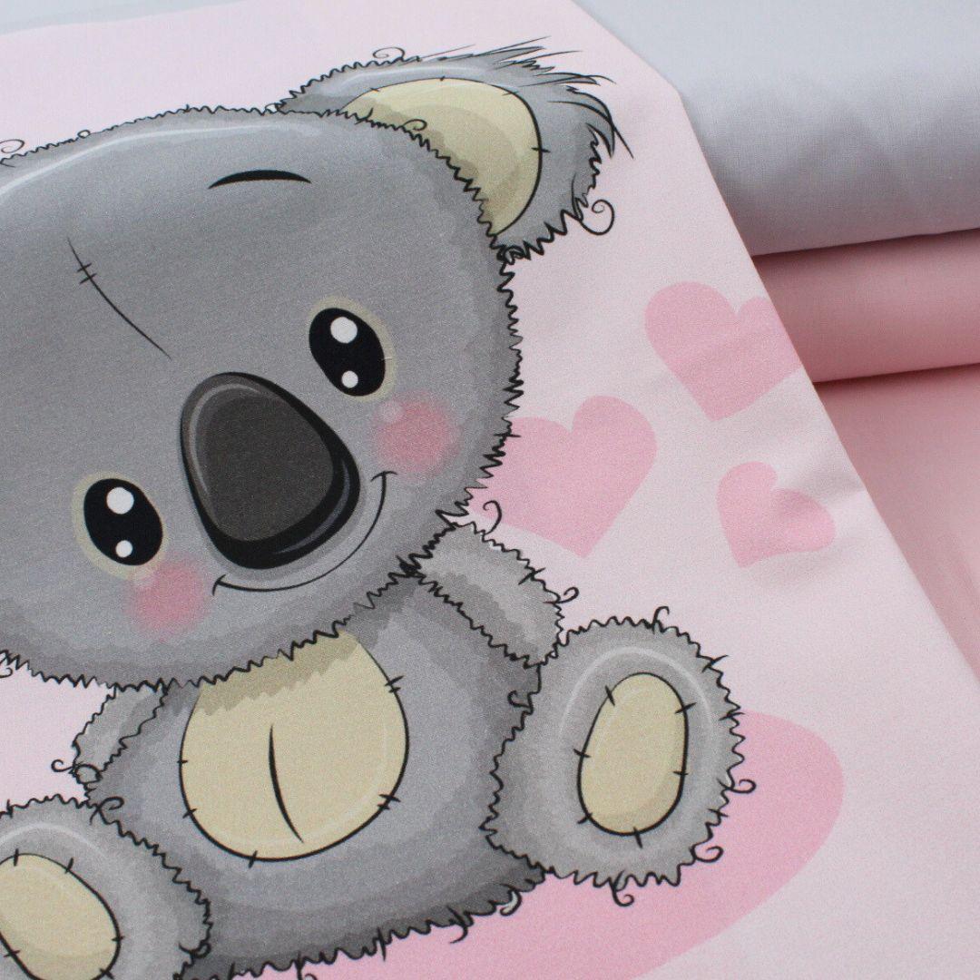 Detailansicht: Freundliches Koala-Gesicht in pastelligen Farben. Kombiniert mit Baumwolle in Hellrosa und Hellgrau