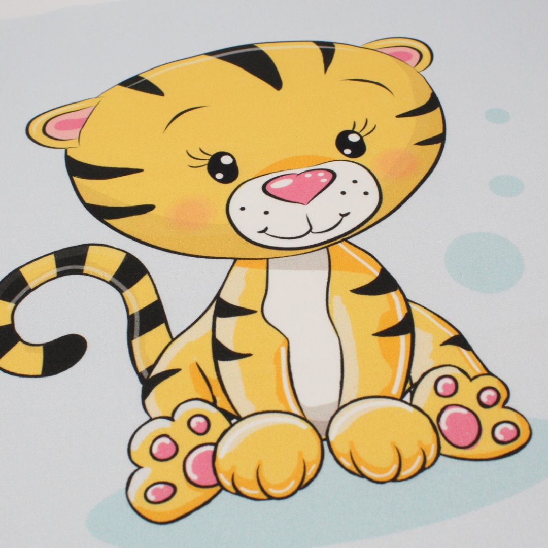 Stoffpanel Baumwolle – der komplette Tiger sitzend auf mintfarbenem Schatten, leuchtende Farben und klare Konturen.