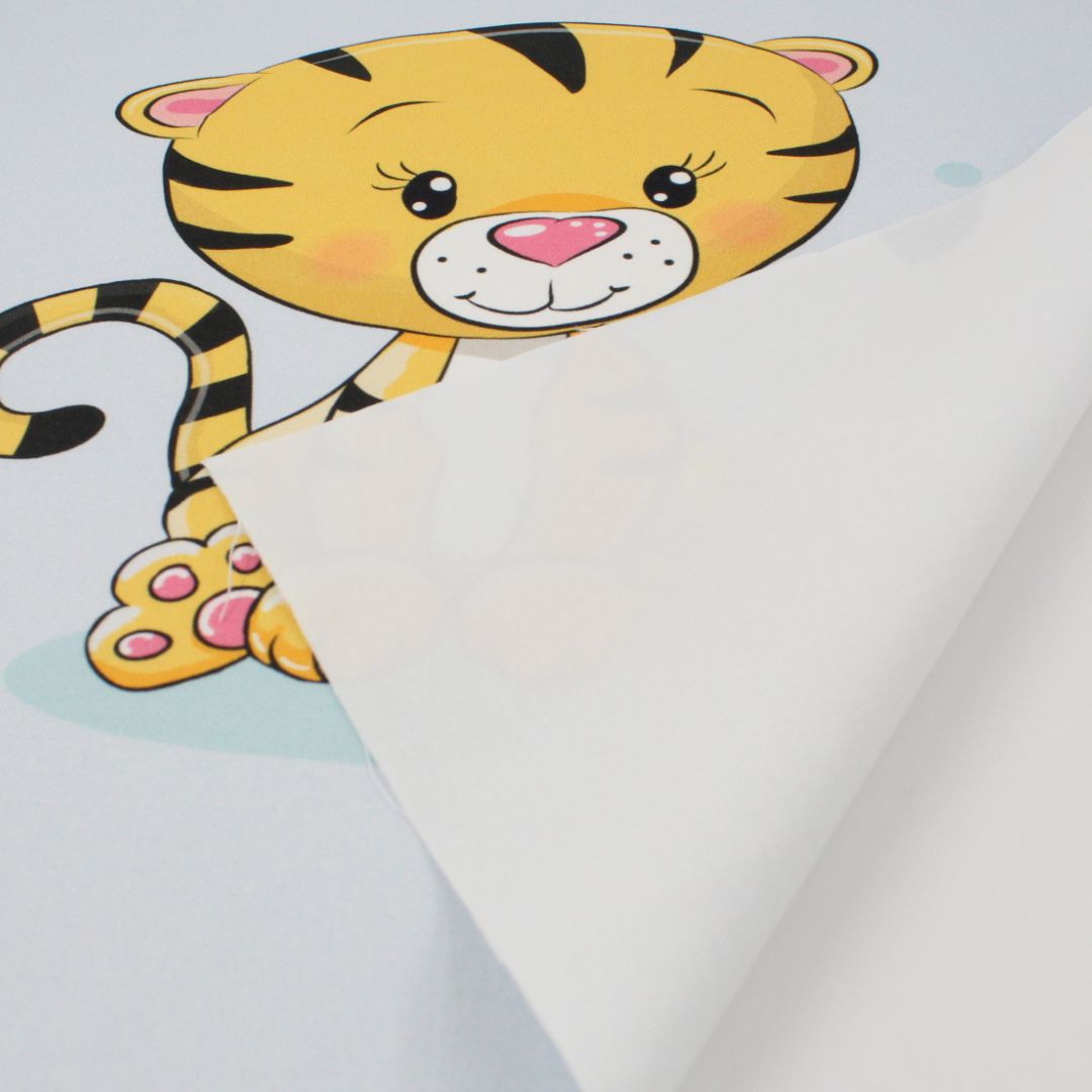 Detailaufnahme vom Tigerkopf mit rosa Herznase und freundlichem Gesicht, perfekt für DIY-Nähprojekte.