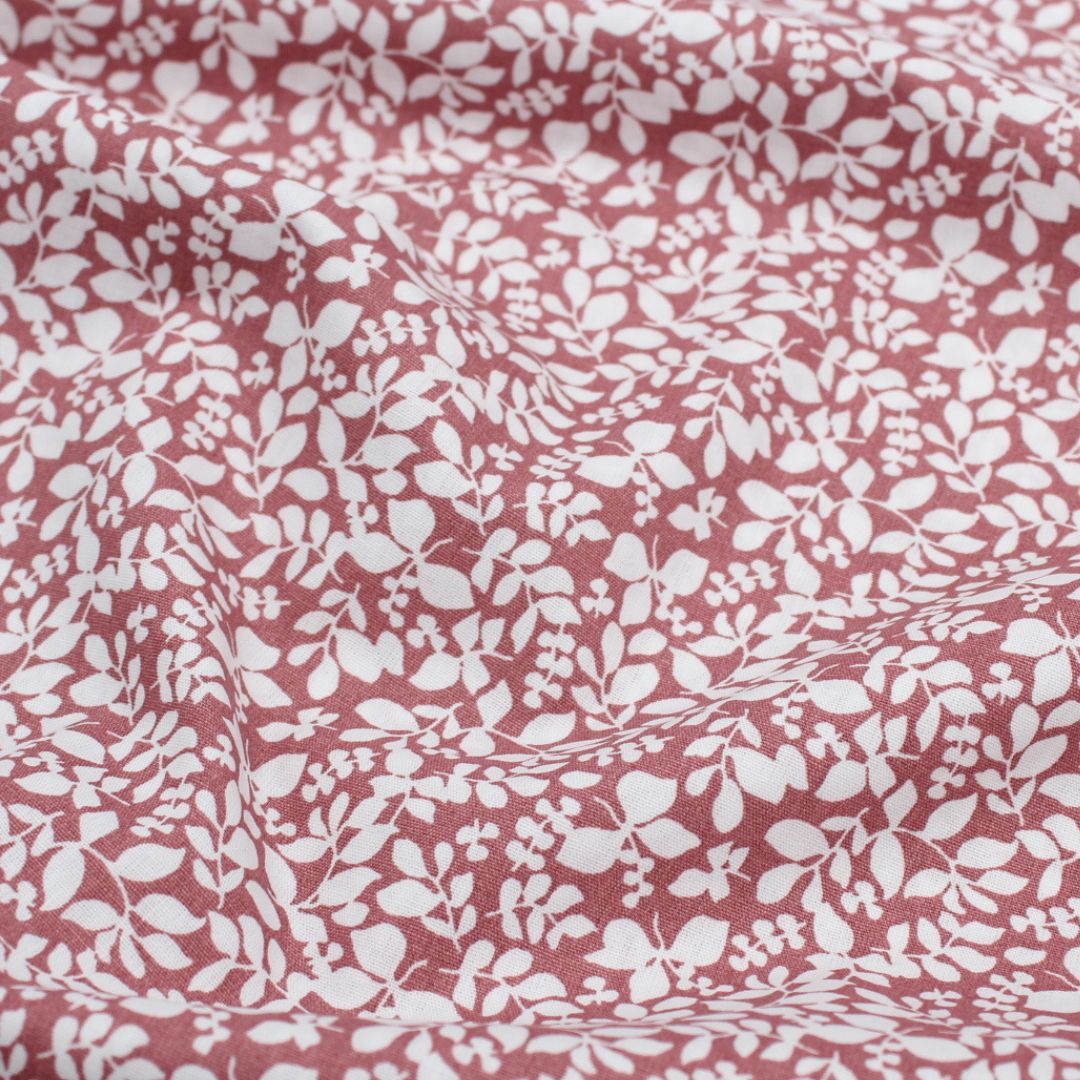 Baumwollpopeline mit kleinen Blättern in Mauve, ideal für Nähprojekte wie Babydecken, Kissenbezüge und Turnbeutel. Nahaufnahme