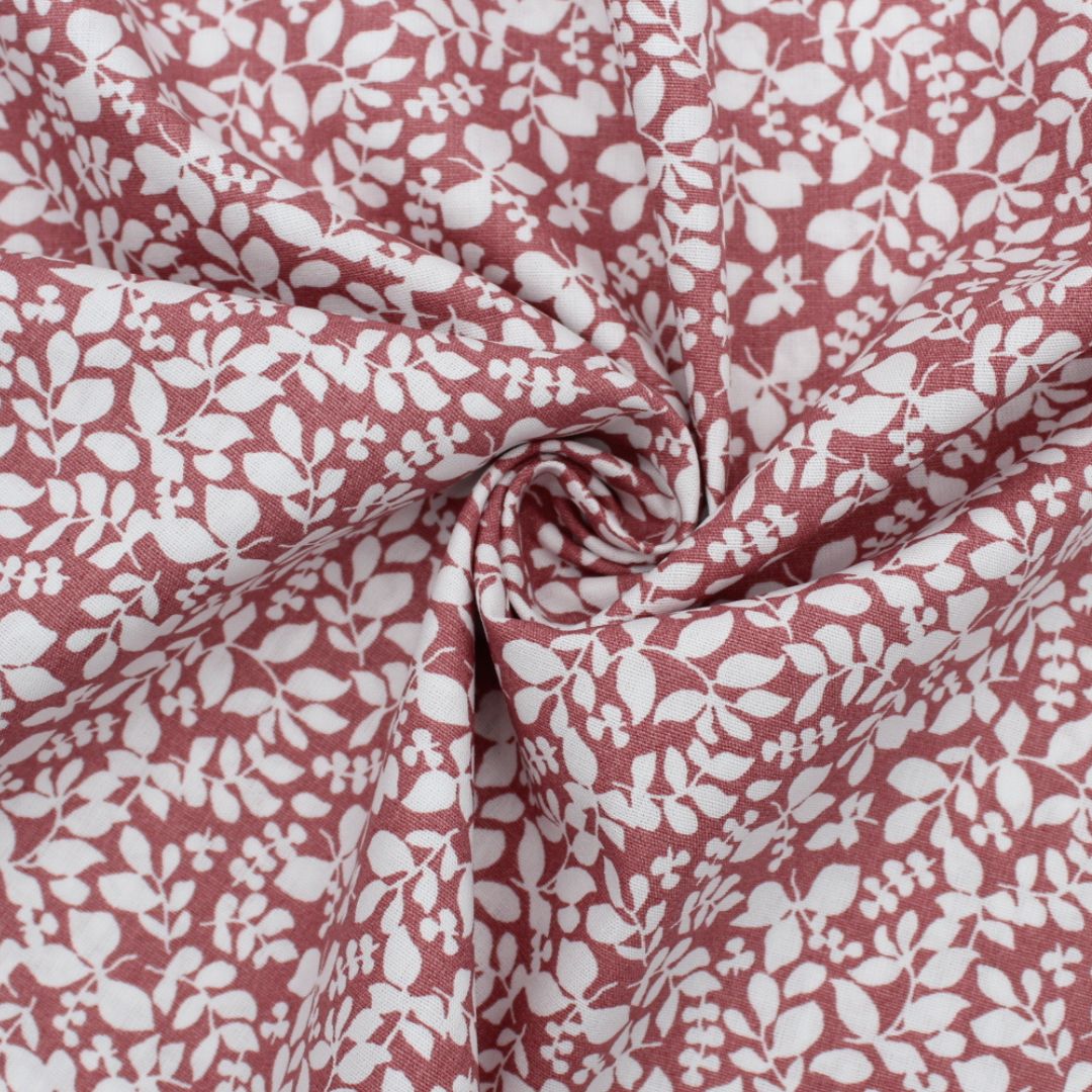 Baumwollpopeline mit kleinen Blättern in Mauve, ideal für Nähprojekte wie Babydecken, Kissenbezüge und Turnbeutel. Nahaufnahme