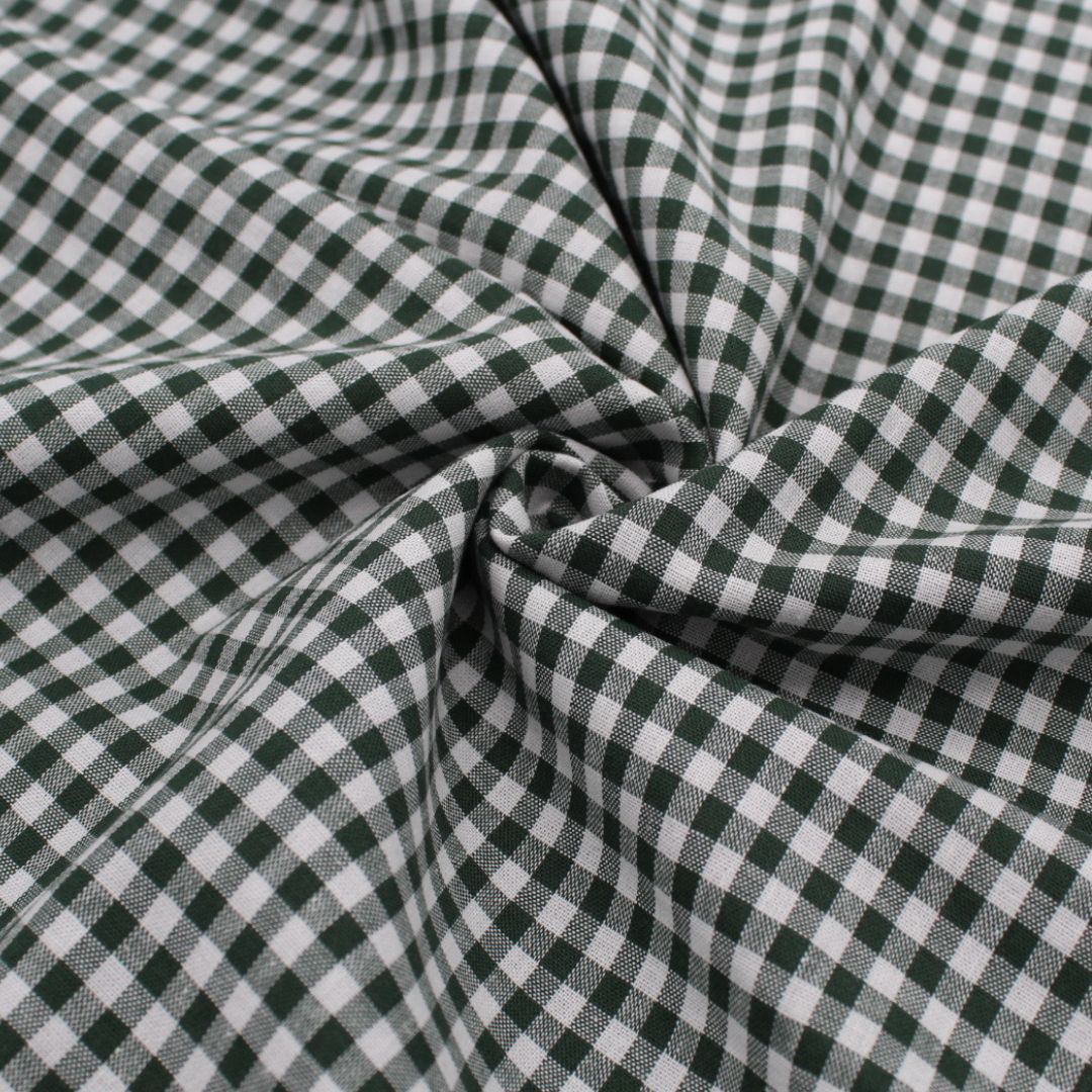 Baumwoll Popeline mit klassischem Karomuster in Grün und Weiß, ideal für fröhliche Nähprojekte.