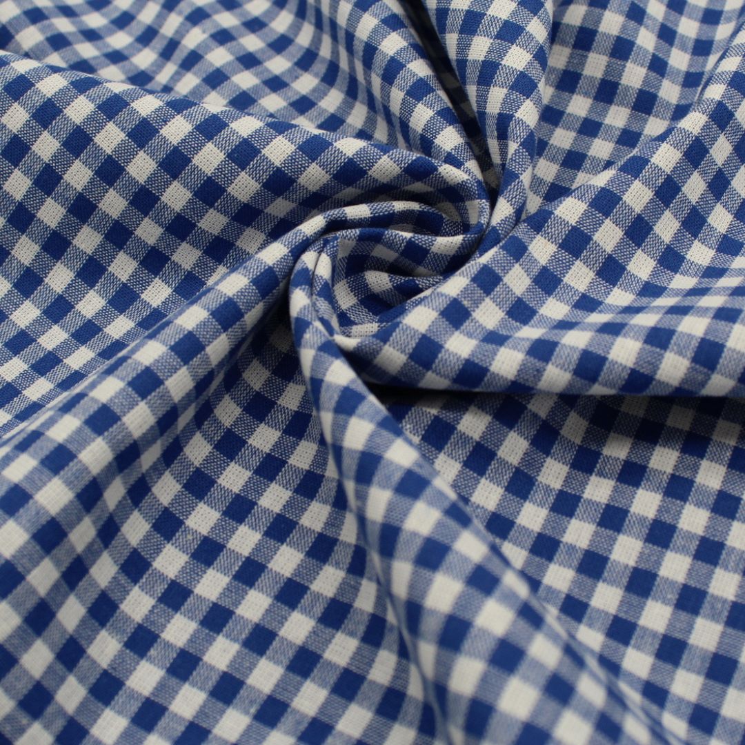 Baumwoll Popeline mit klassischem Karomuster in Blau und Weiß, ideal für fröhliche Nähprojekte.