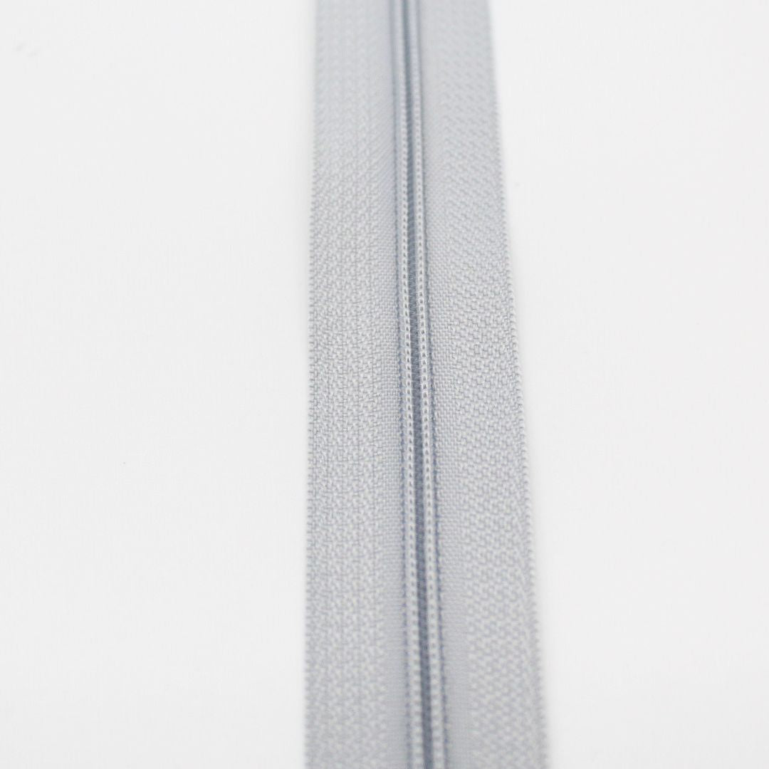 Kunststoff-Spiralreißverschluss 22 cm in Nahaufnahme – robust und vielseitig für Nähprojekte wie Röcke und Hosen. Farbe: Silbergrau