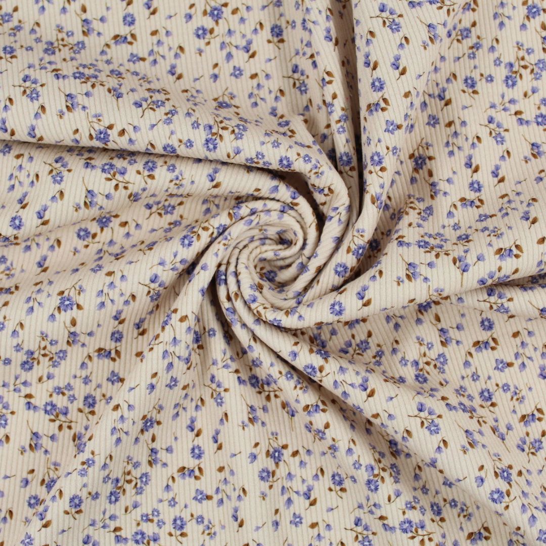 Detailaufnahme des elastischen Rib Jersey Stoffs mit feiner Rippenstruktur und filigranem Blumenmuster.
