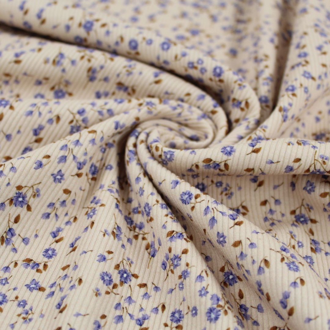 Rib Jersey mit zarten blauen Blumen – perfekt für bequeme Shirts, Leggings oder Strampler.