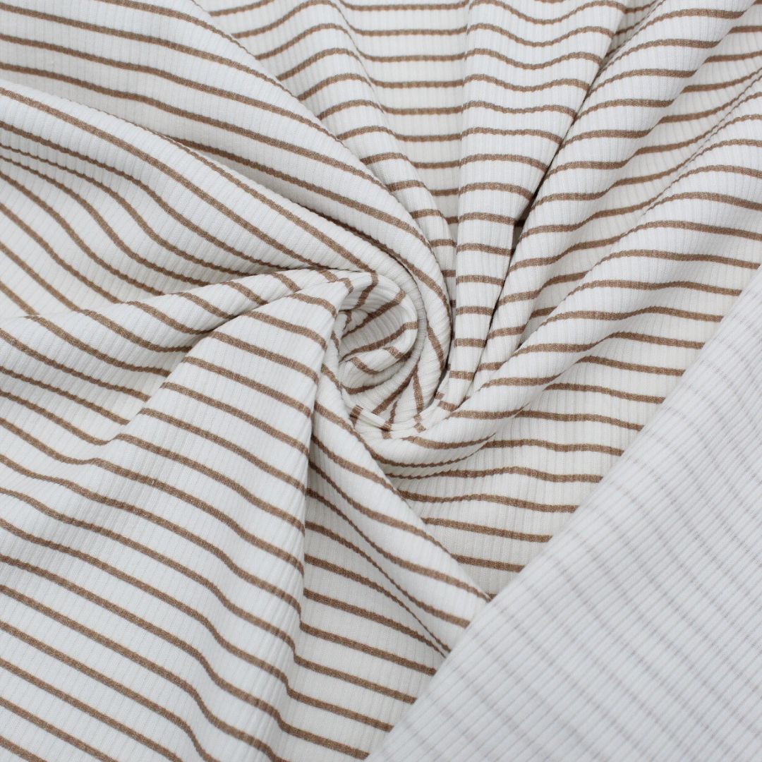 Klassischer Rib Jersey mit Streifen, perfekt unter einem Blazer für elegantes Styling. Mit Rückseite