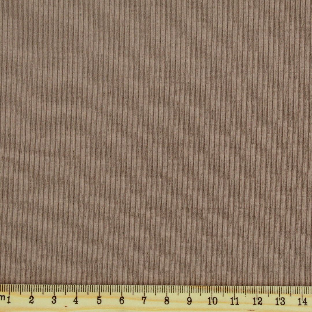 Detailaufnahme der Rippenstruktur von Ribjersey – Nahaufnahme der schmalen Rippenstruktur von Ribjersey in Taupe.