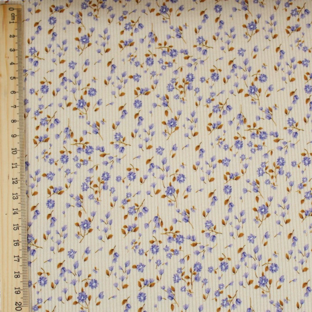 Nahaufnahme Rippenjersey mit kleinen blauen Blumen – elastischer Jersey Stoff mit Rippenstruktur