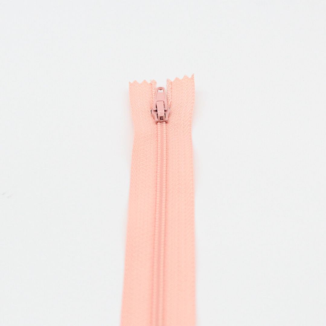Kunststoff-Spiralreißverschluss in Rosa 22 cm in Nahaufnahme – robust und vielseitig für Nähprojekte wie Röcke und Hosen.
