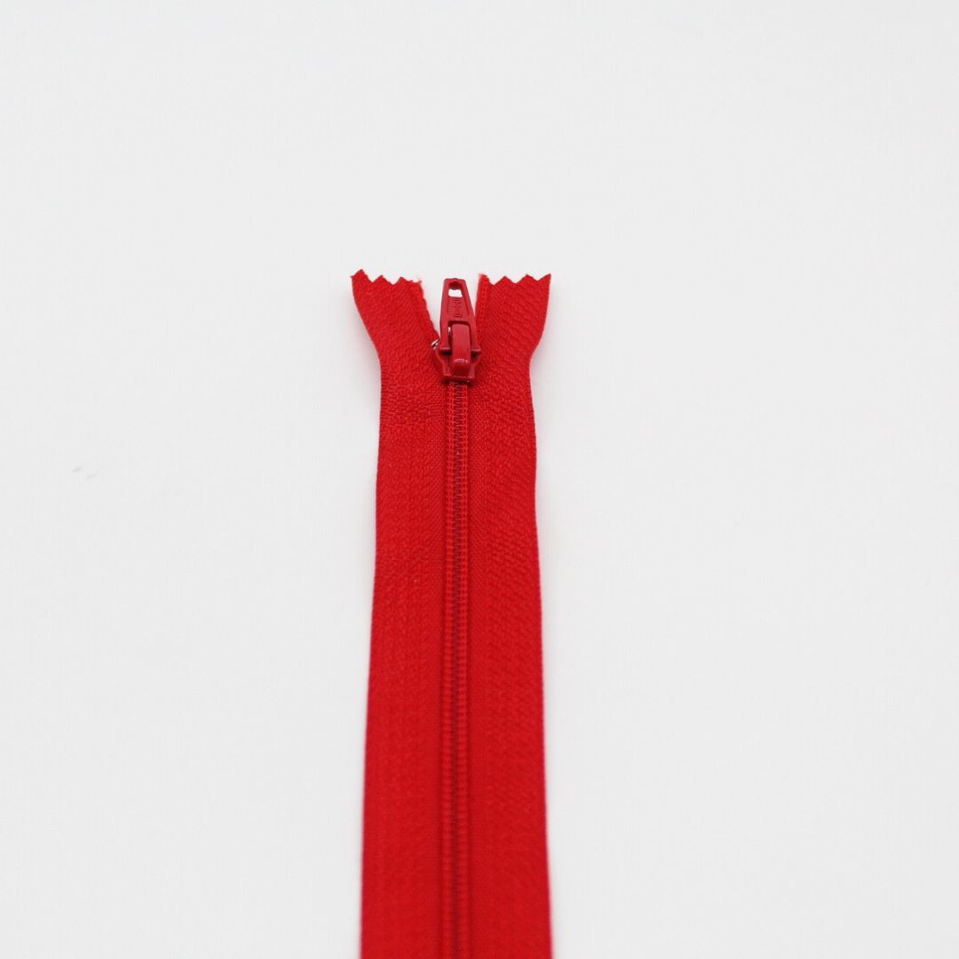 Kunststoff-Spiralreißverschluss 22 cm in Nahaufnahme – robust und vielseitig für Nähprojekte wie Röcke und Hosen. Farbe: Rot