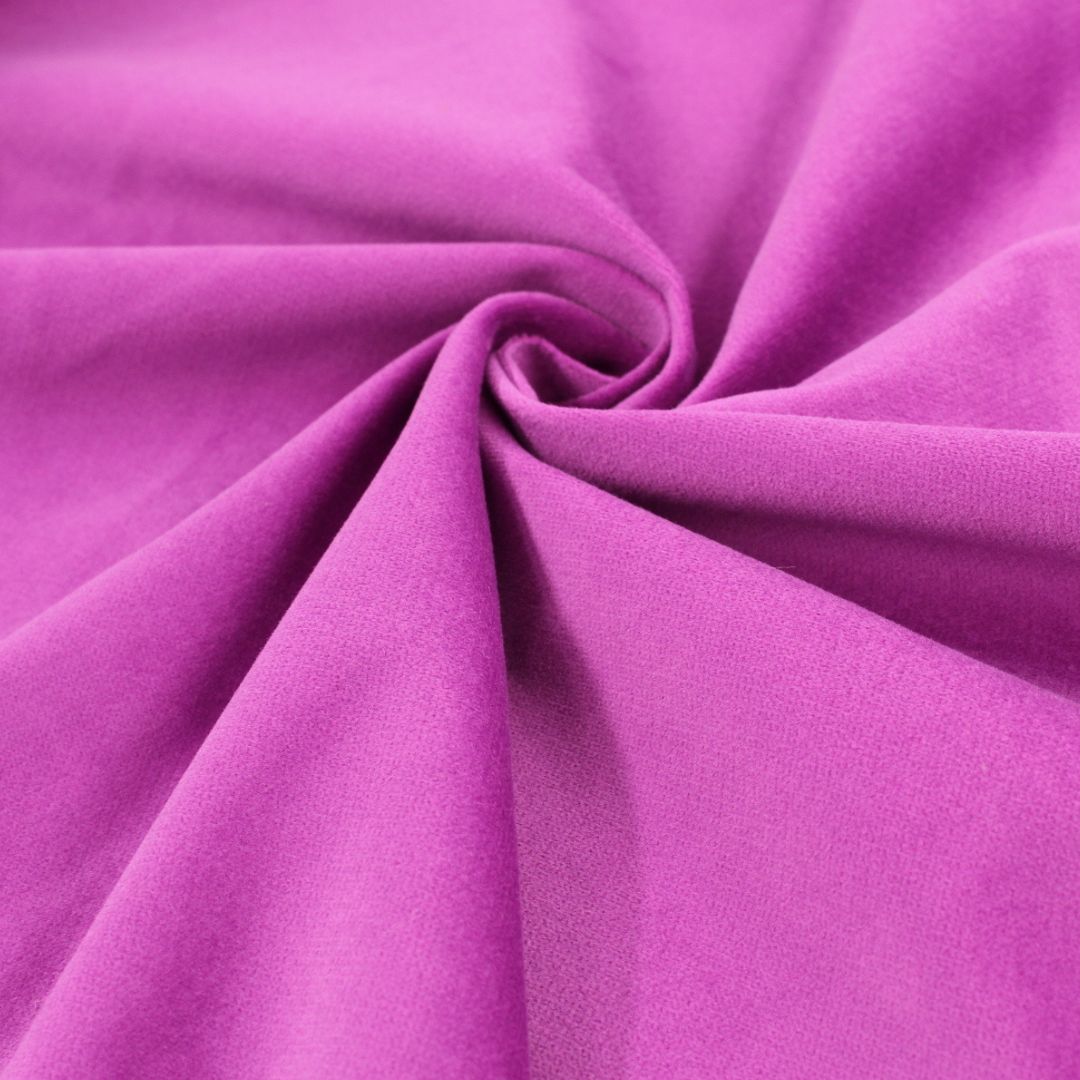 Velvet Samtstoff in kräftigem Fuchsia mit passendem Nähgarn – weicher, querelastischer Baumwollsamt mit Glanz.