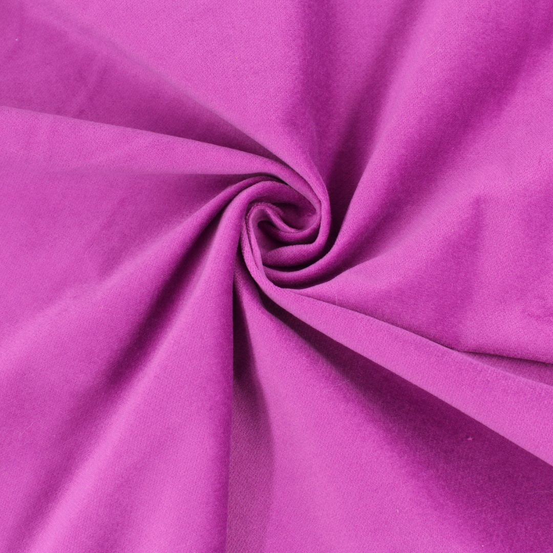 Nahaufnahme von querelastischem Velvet Samtstoff in kräftigem Fuchsia mit elegantem Glanz und weicher Oberfläche – ideal für Kleidung und Accessoires.