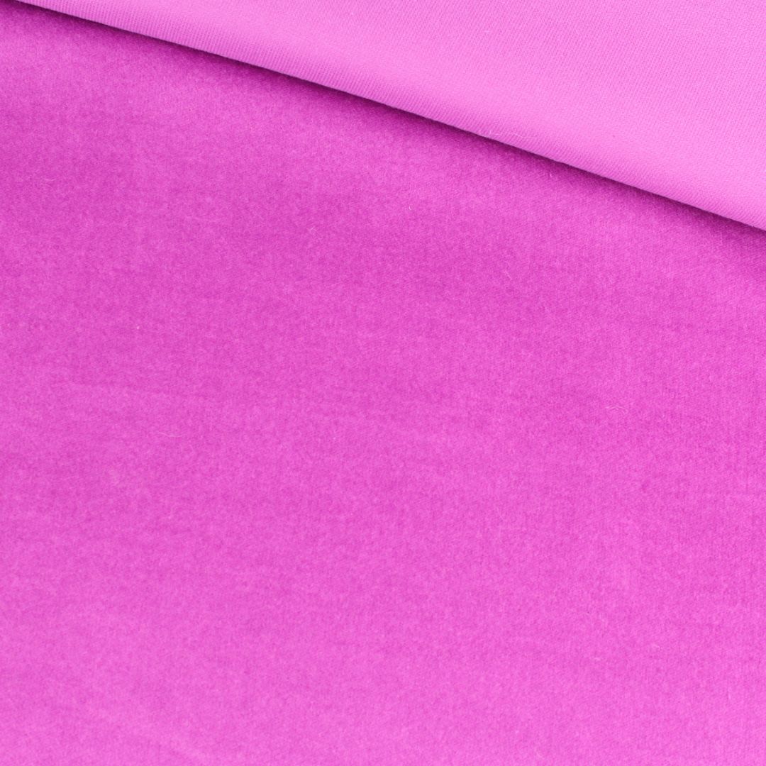 Velvet Fuchsia Stoff aus Baumwolle, dekorativ gefaltet mit sichtbarer Struktur und Lichtreflexion – hochwertige Meterware für Modeprojekte.