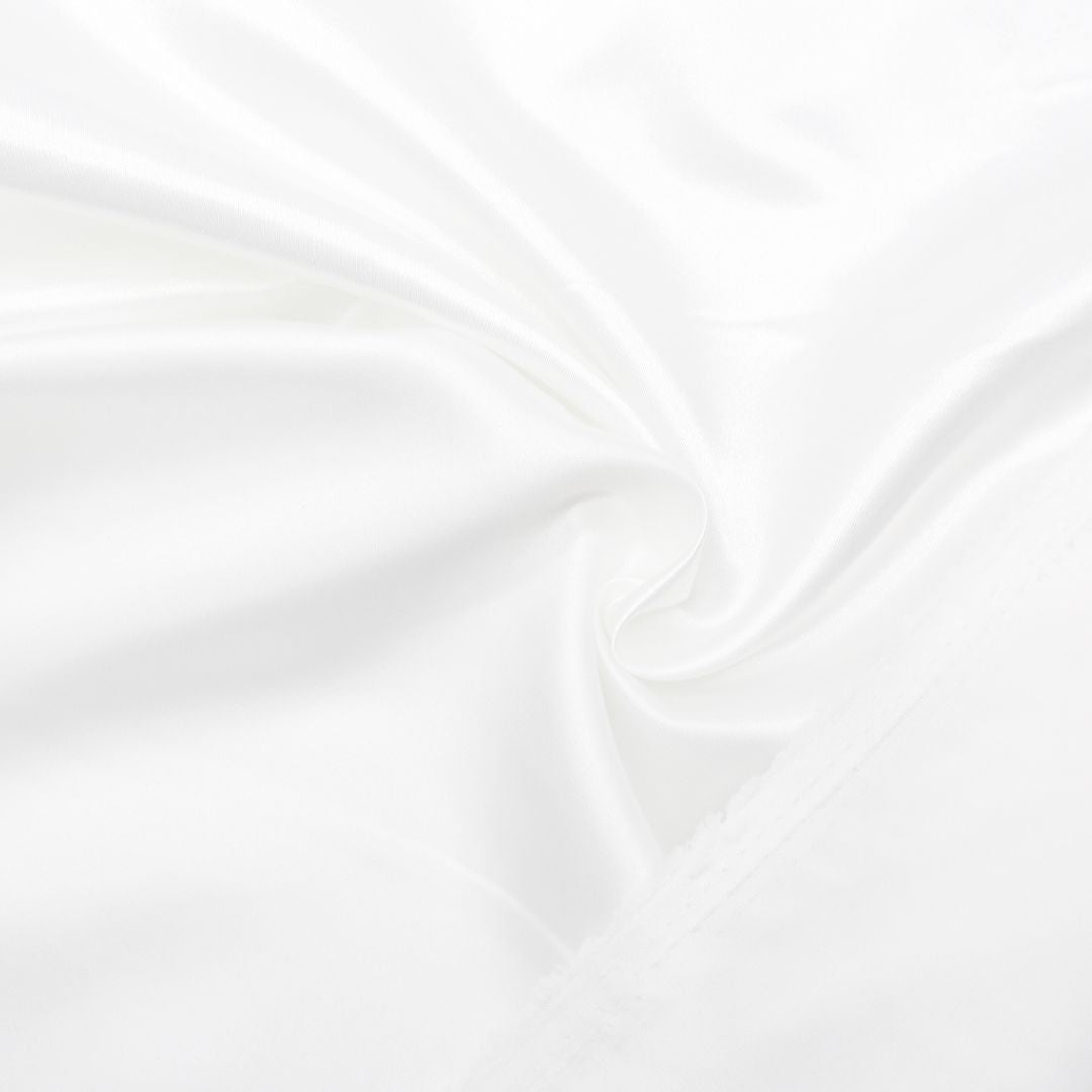 Glatter und weicher Satin-Stoff, perfekt kombiniert mit Tüll- und Spitzenstoffen für elegante Projekte. Ecru