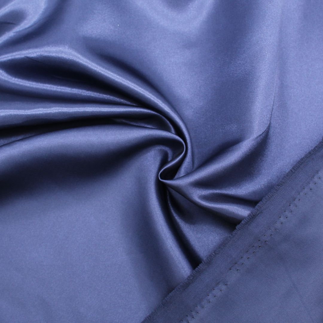 Rückseite des Satin-Stoffs mit matter Textur, zeigt die hochwertige Verarbeitung und Vielseitigkeit des Materials. Rückseite