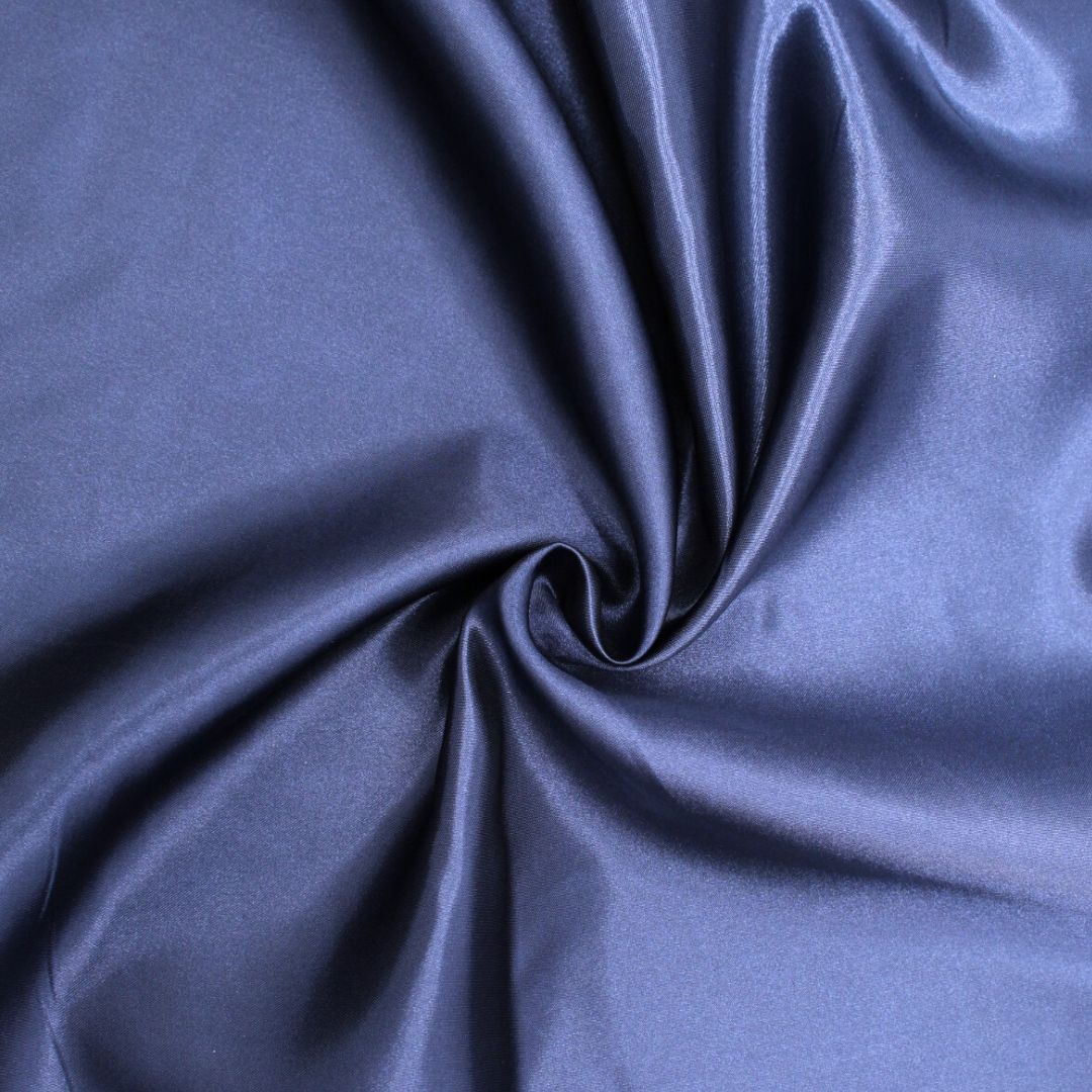 Glatter und weicher Satin-Stoff, perfekt kombiniert mit Tüll- und Spitzenstoffen für elegante Projekte. Marineblau