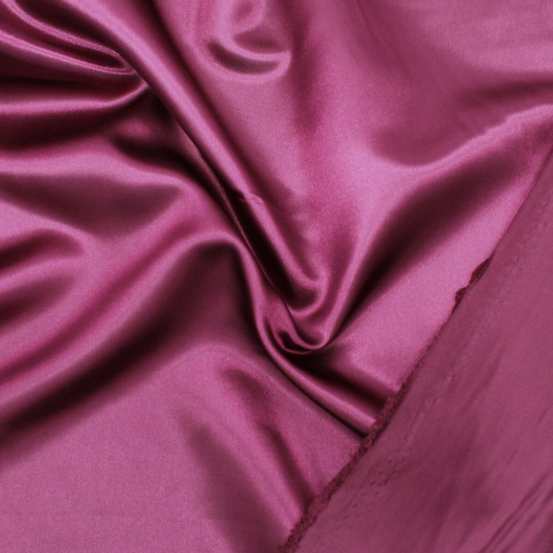 Rückseite des Satin-Stoffs mit matter Textur, zeigt die hochwertige Verarbeitung und Vielseitigkeit des Materials. Weinrot