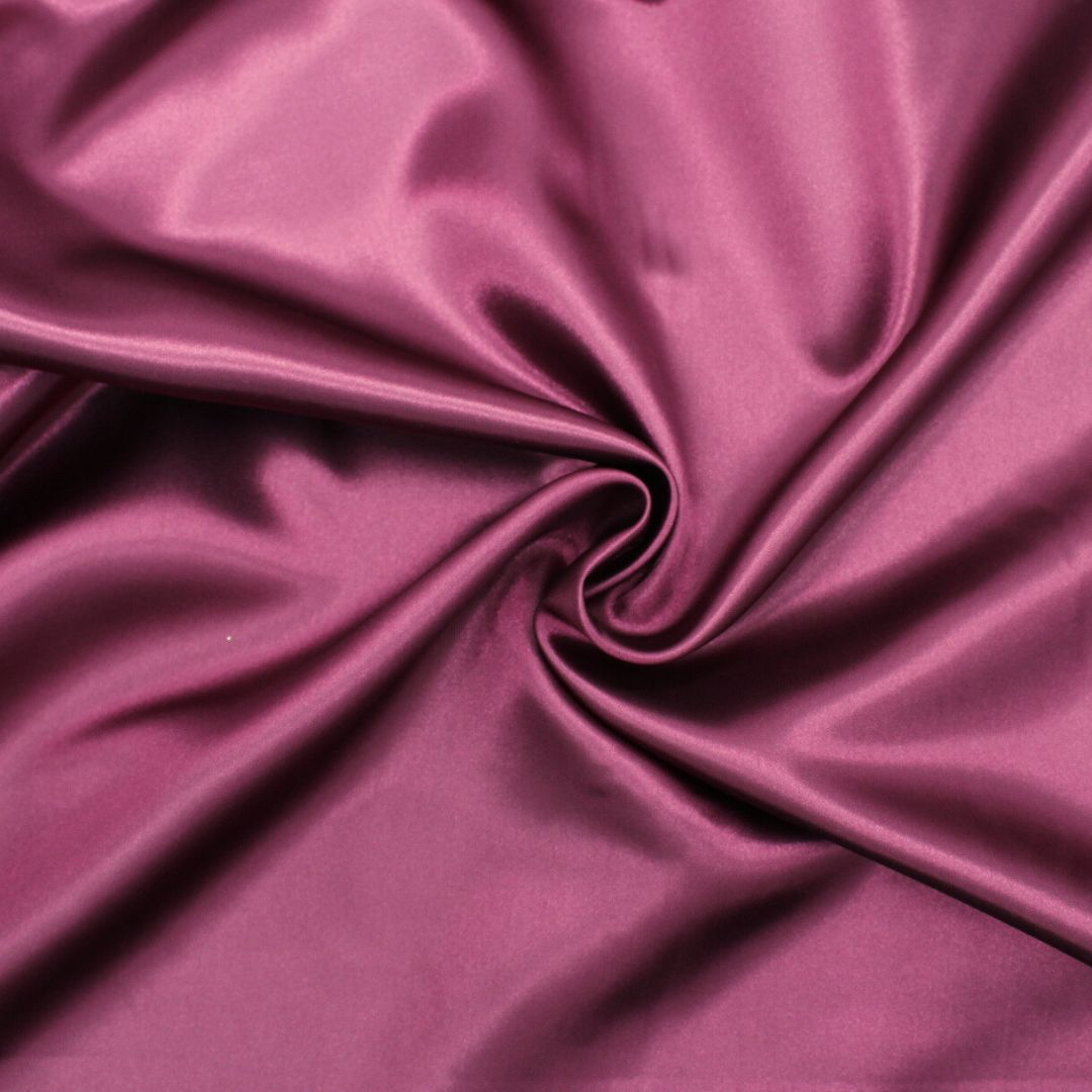 Glatter und weicher Satin-Stoff, perfekt kombiniert mit Tüll- und Spitzenstoffen für elegante Projekte.