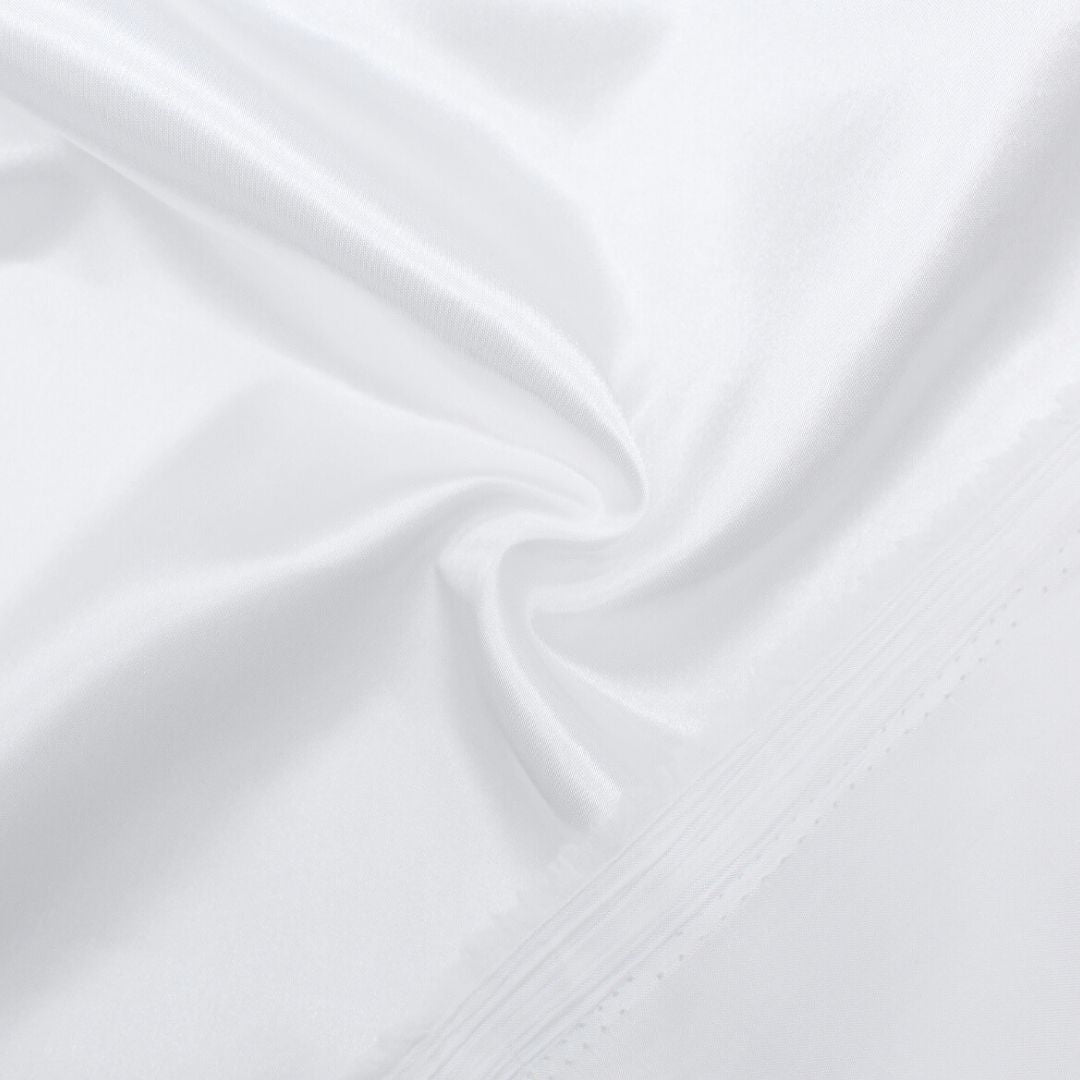 Rückseite des Satin-Stoffs mit matter Textur, zeigt die hochwertige Verarbeitung und Vielseitigkeit des Materials. Weiß