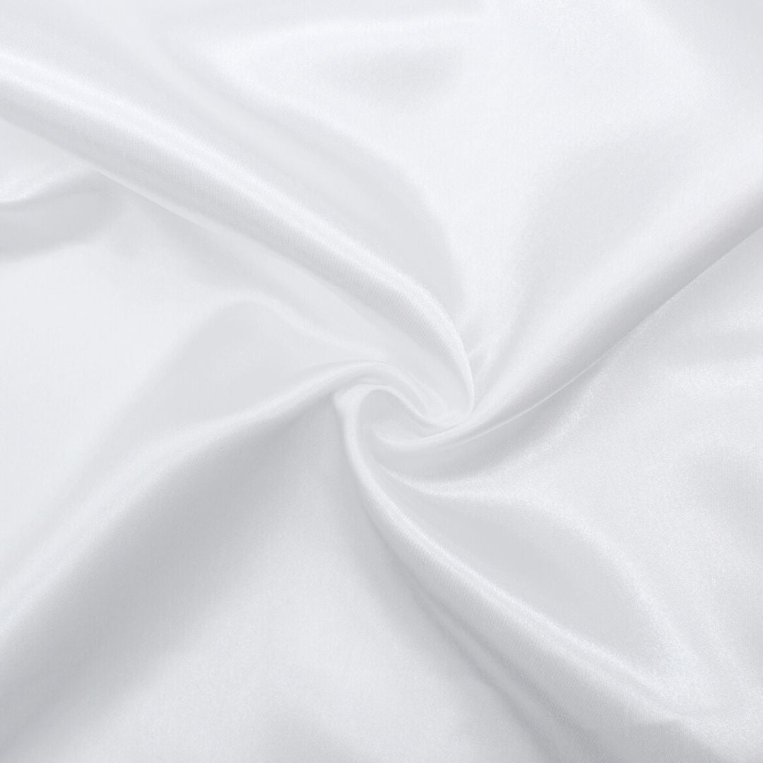 Glatter und weicher Satin-Stoff, perfekt kombiniert mit Tüll- und Spitzenstoffen für elegante Projekte. Weiß
