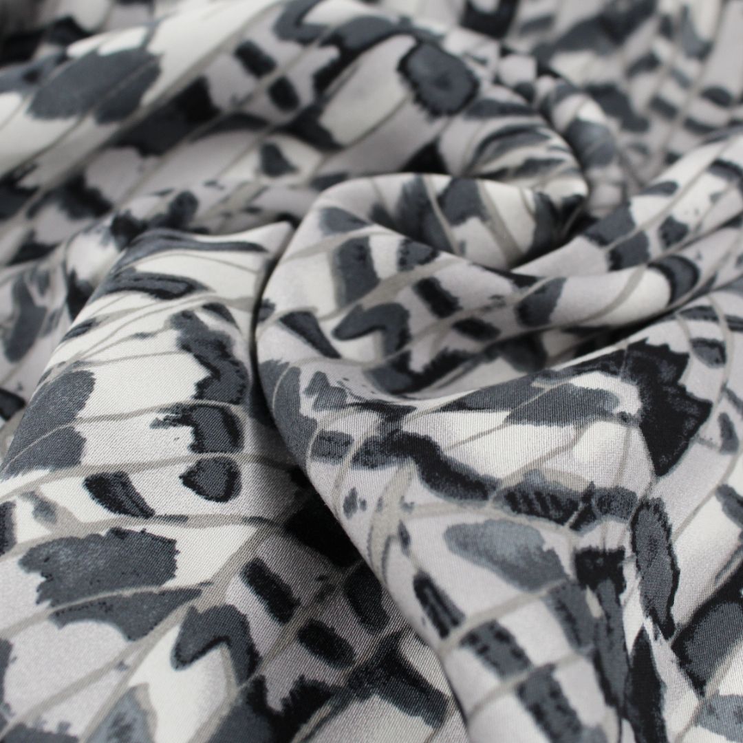 Satin Viskose mit sanftem Glanz – Glatte, leichte Viskose mit Satin-Finish und stilvollem Federmuster, perfekt für elegante Mode