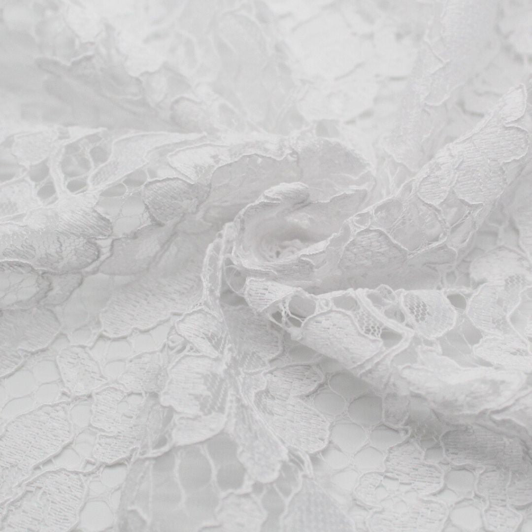 Eleganter schwarzer Spitzenstoff, drapiert und mit aufwendigem floralen Muster für Abendmode.