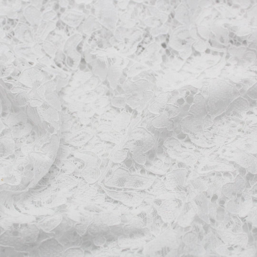 Nahaufnahme eines eleganten Spitzenstoffs in Weiß