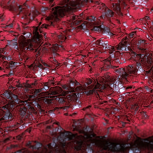 Eleganter Spitzenstoff, drapiert und mit aufwendigem floralen Muster für Abendmode.