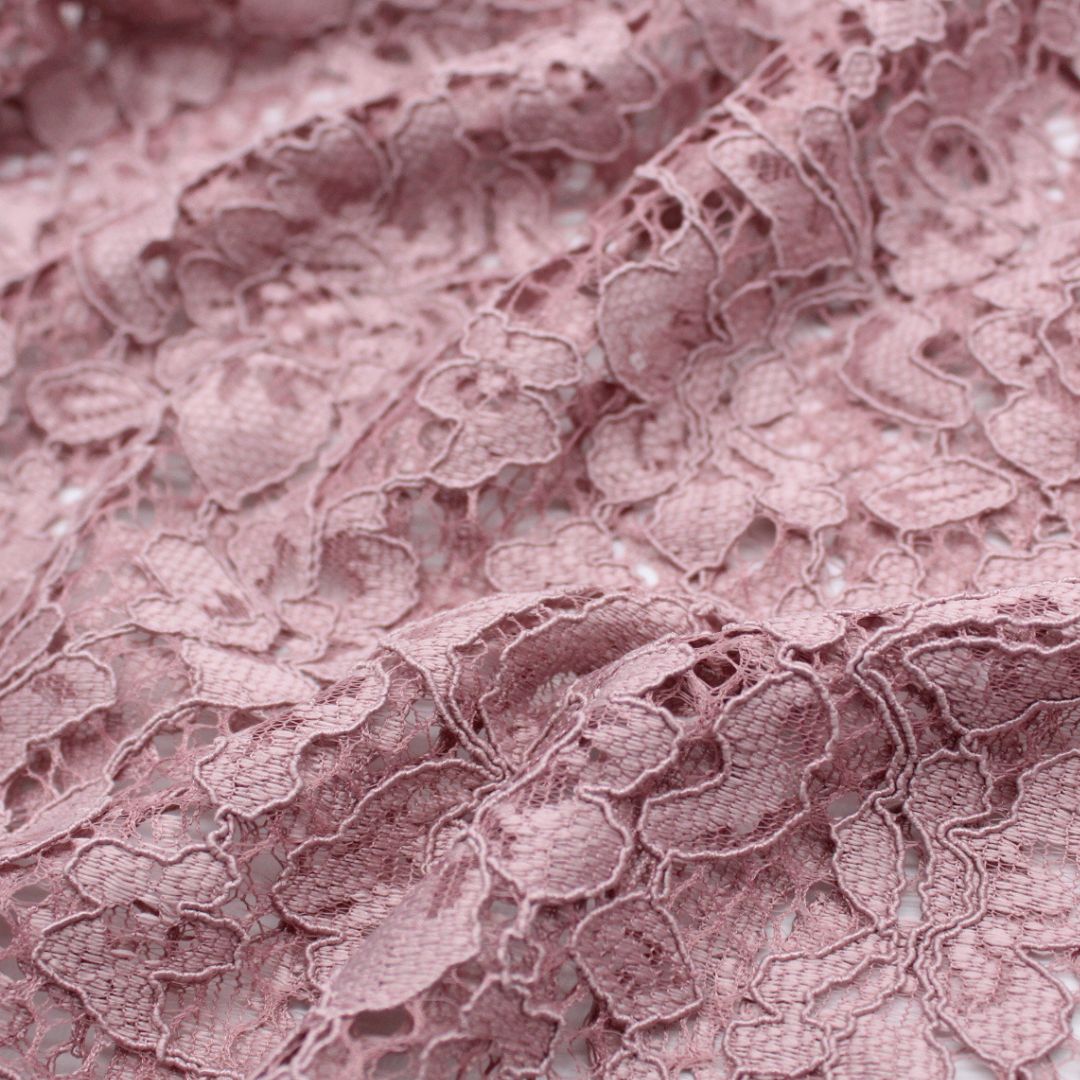 Eleganter Spitzenstoff, drapiert und mit aufwendigem floralen Muster für Abendmode. Altrosa