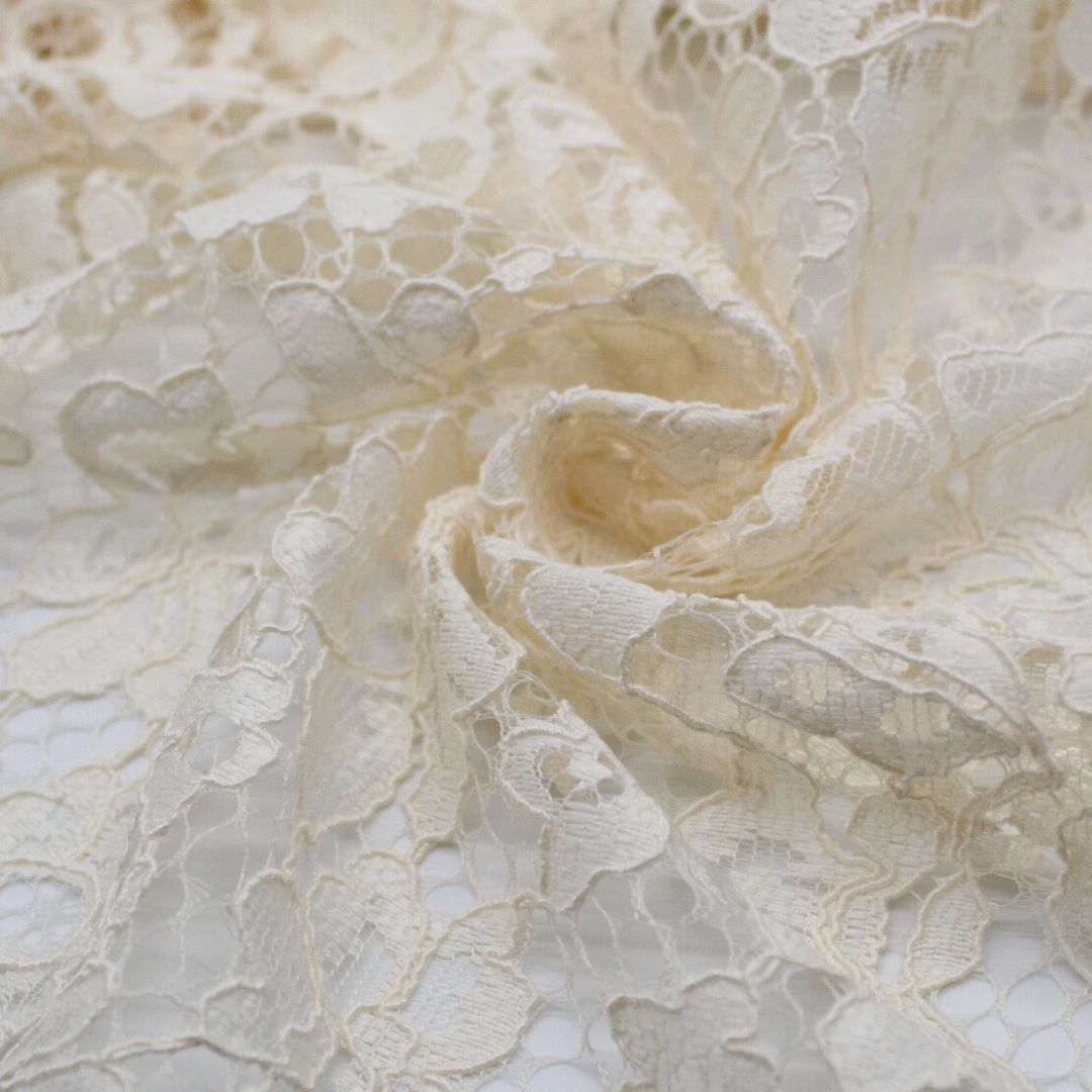 Eleganter schwarzer Spitzenstoff in Ecru