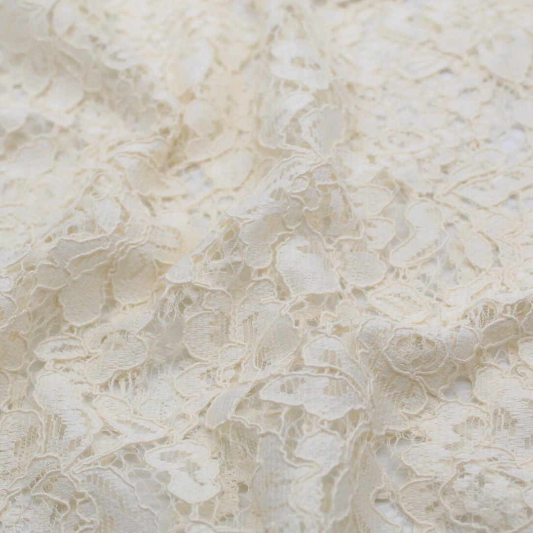 Eleganter schwarzer Spitzenstoff in Ecru