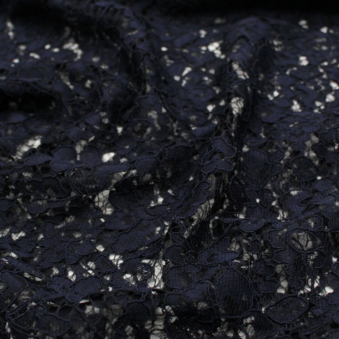 Eleganter schwarzer Spitzenstoff, drapiert und mit aufwendigem floralen Muster für Abendmode. Marineblau