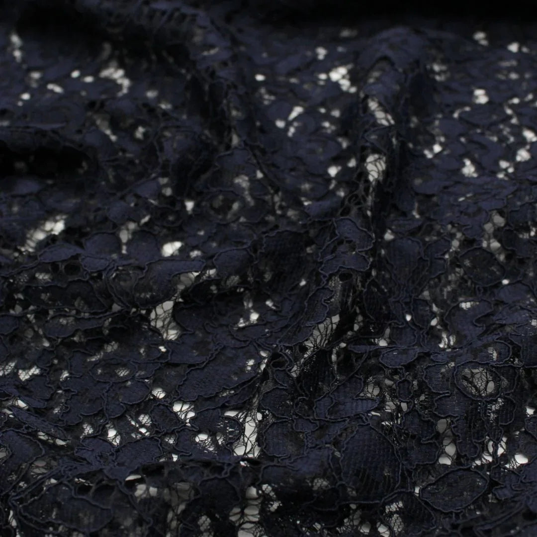 Eleganter schwarzer Spitzenstoff, drapiert und mit aufwendigem floralen Muster für Abendmode. Marineblau