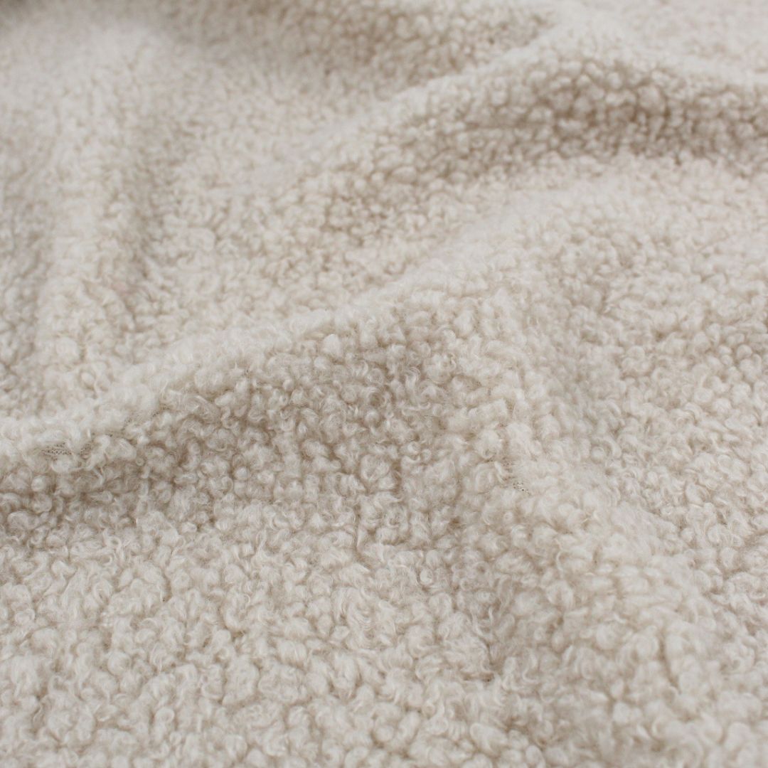 Weicher Boucle in Sandbeige Nahaufnahme