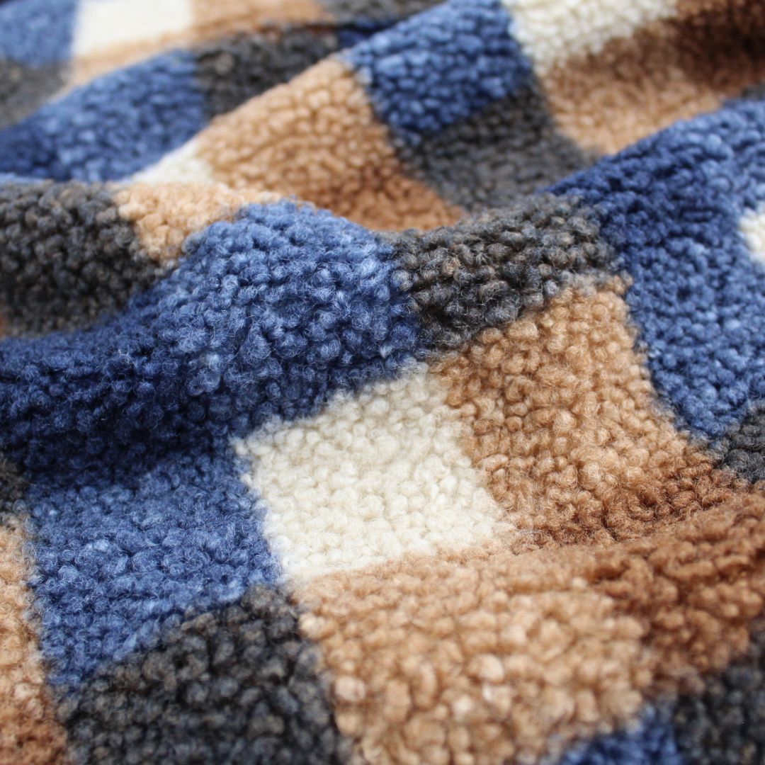 Strickbouclé Stoff mit Karomuster in Blau und Braun – modischer Look, ideal für Herbst und Winter