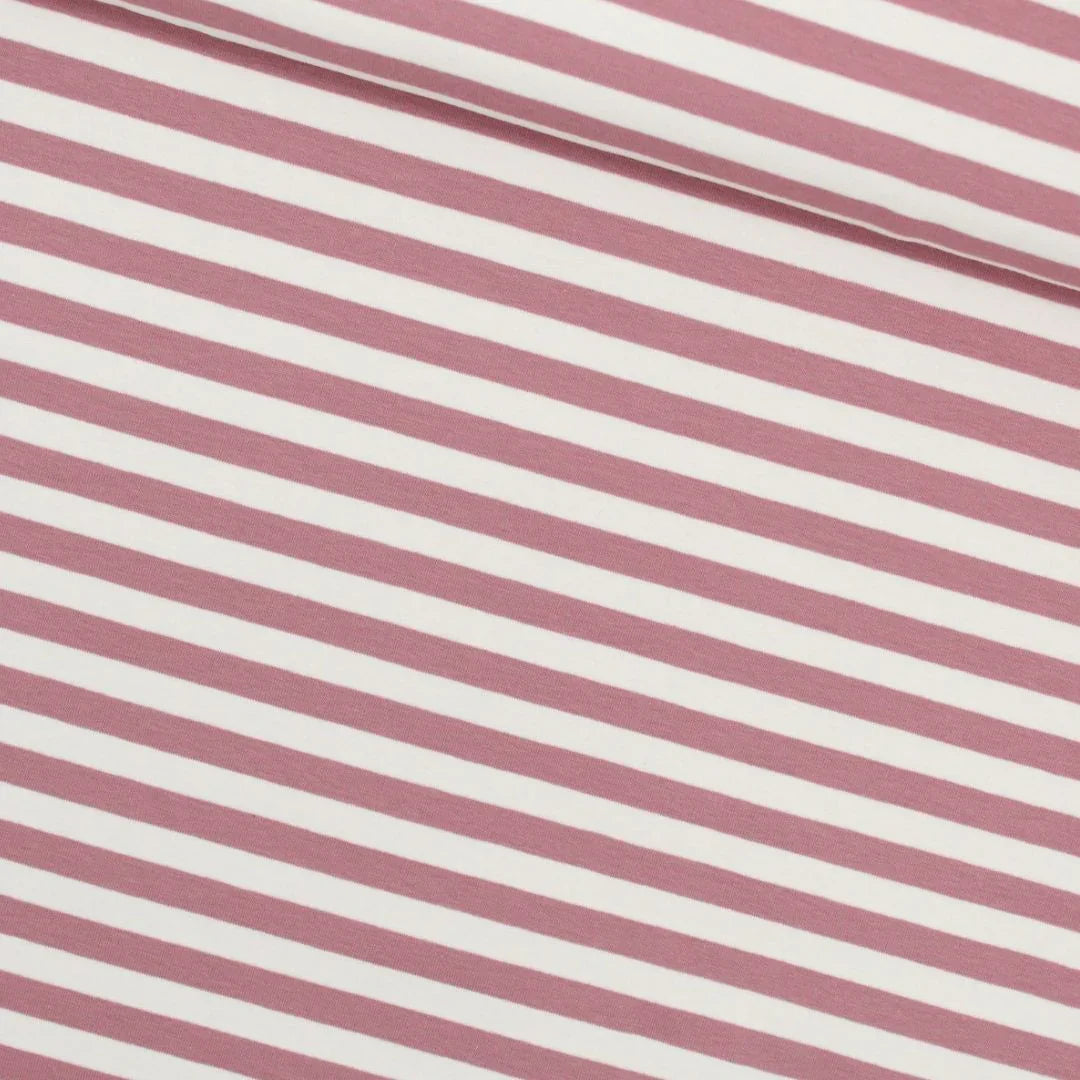 Nahaufnahme des French Terry Stoffes mit zarten rosa Streifen auf einer weichen und elastischen Oberfläche, ideal für bequeme Kleidung.