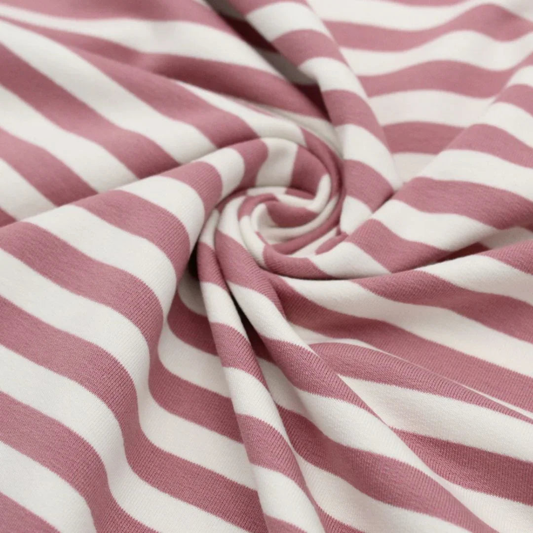Detailansicht des weichen French Terry Materials mit zeitlosem Streifenmuster in Rosa für vielseitige DIY-Ideen.