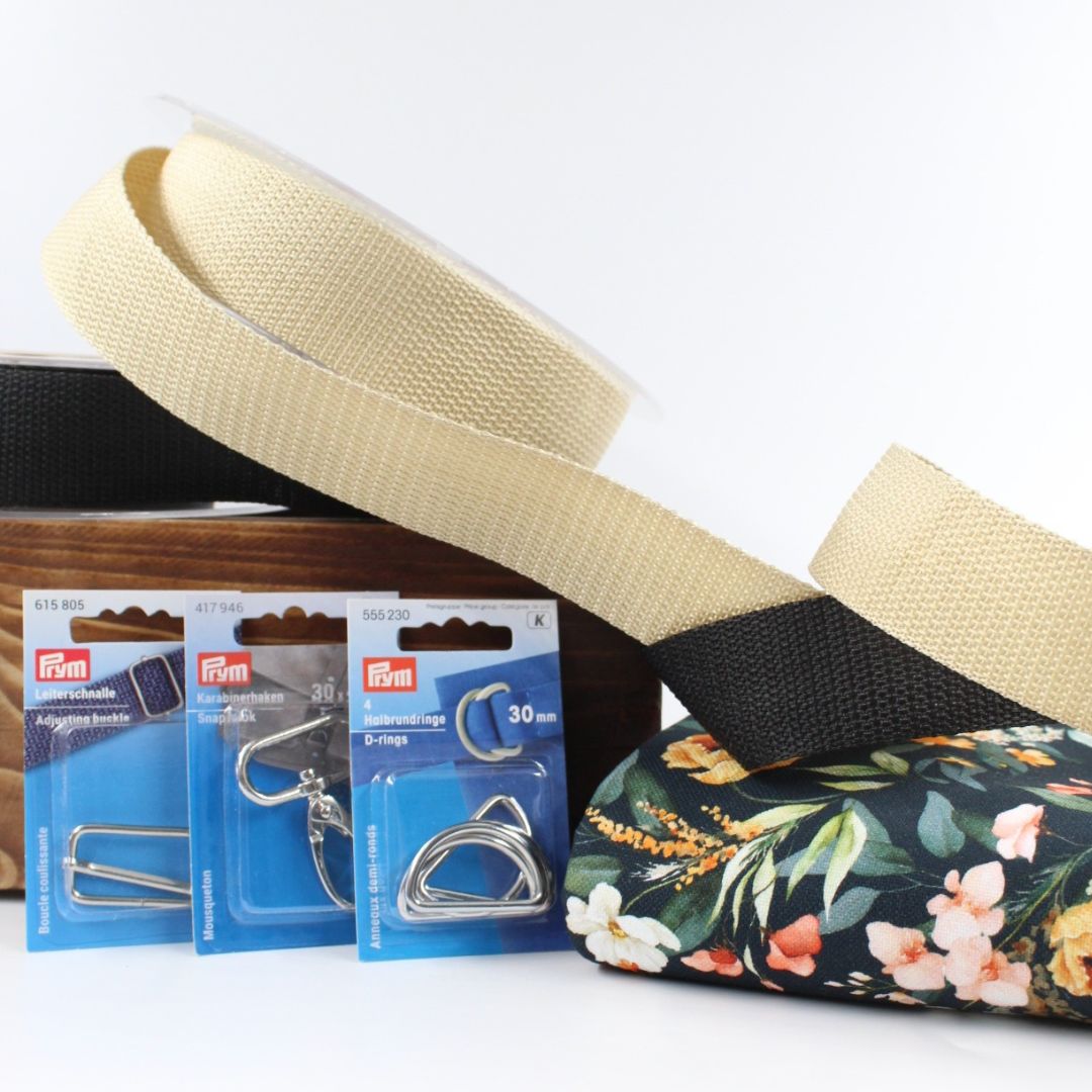 Canvas Stoff mit Blumenmotiv auf schwarzem Hintergrund mit passende Gurtbänder und Taschenzubehör