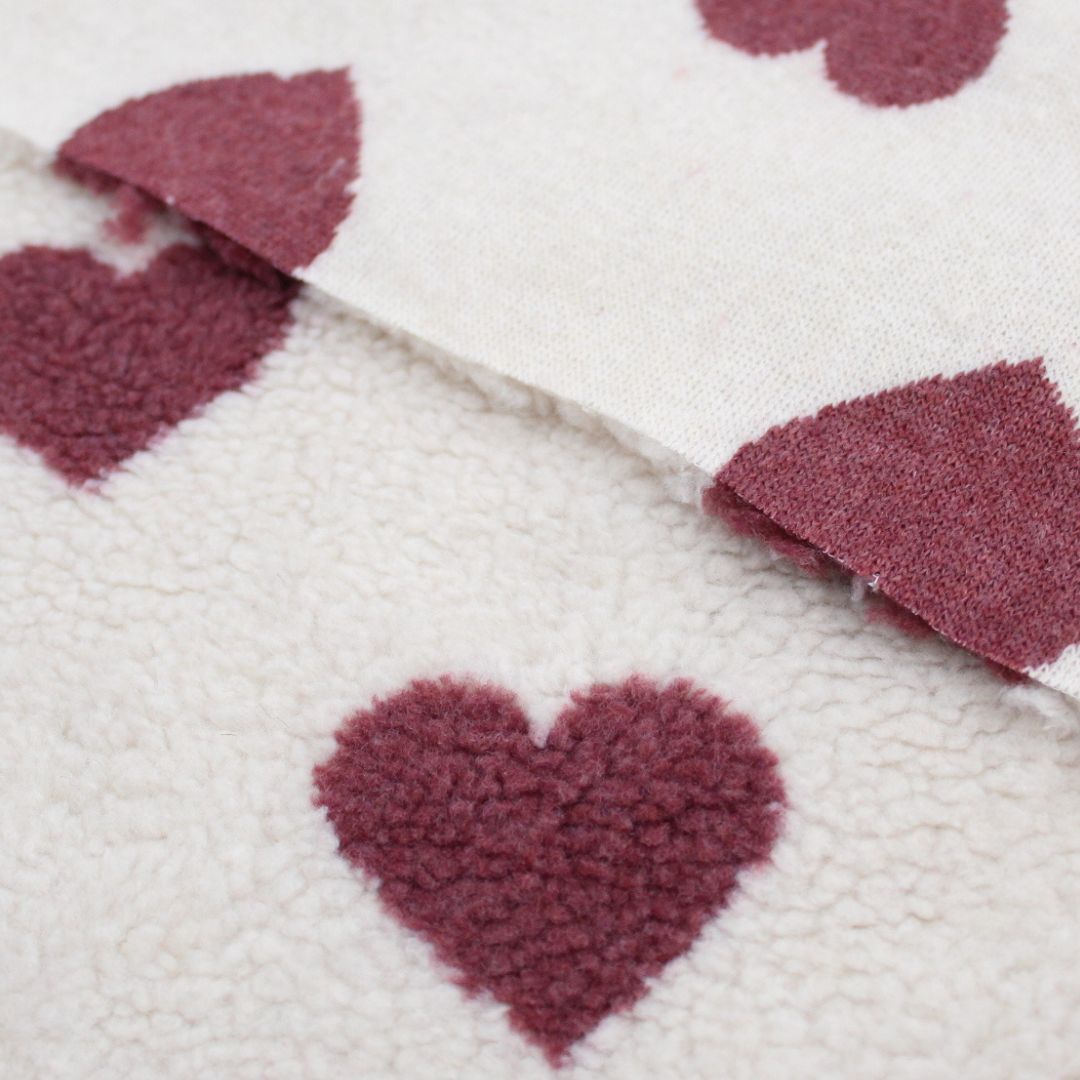 Teddyplüsch mit Herzen und Rückseite | Nahaufnahme