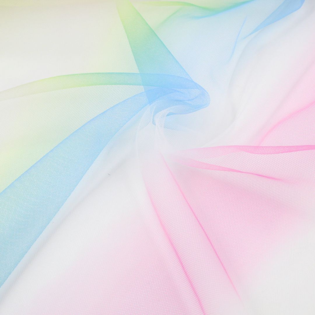 Zarter Tüll Stoff mit sanften Regenbogenfarben, leicht transparent und weichfallend.