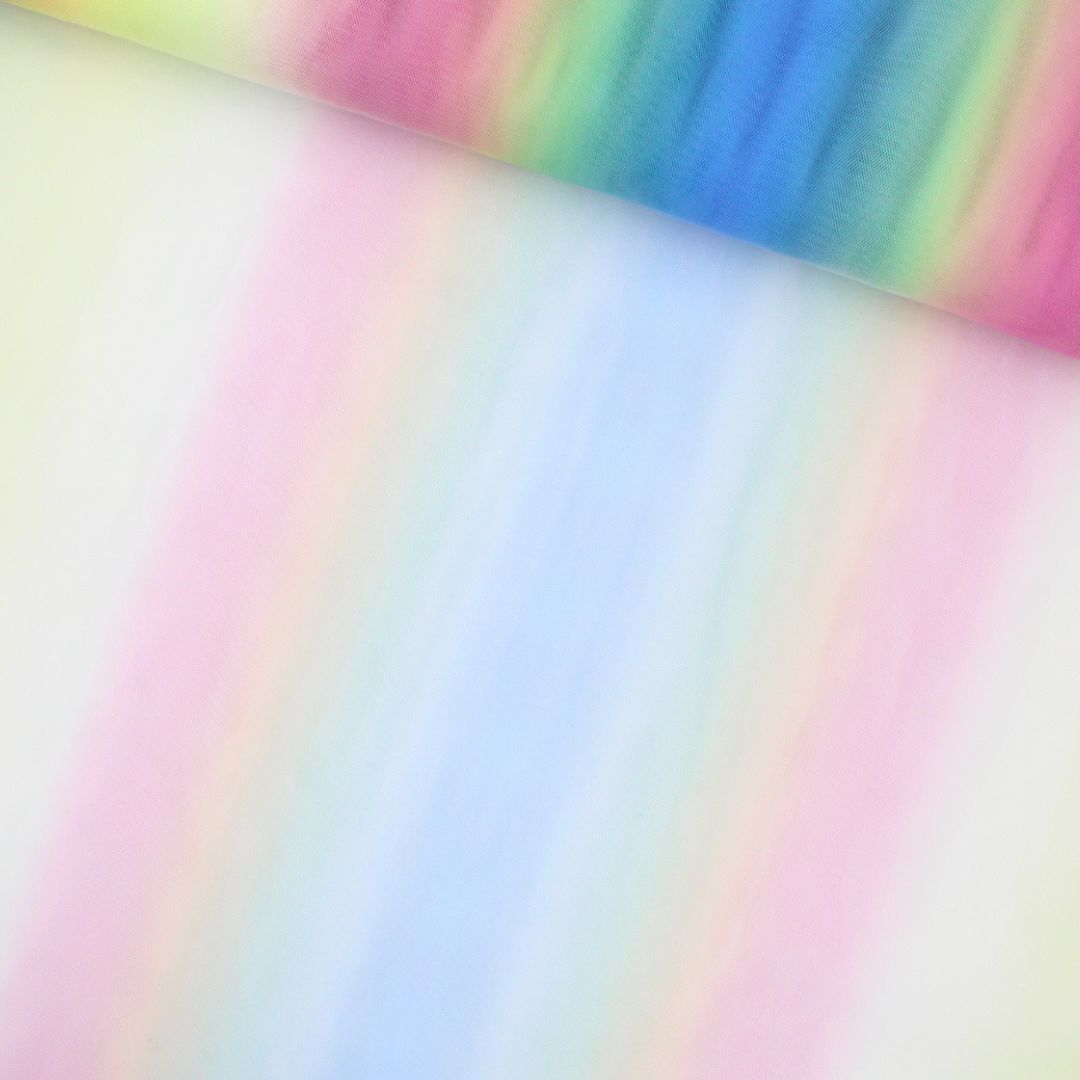 Nahaufnahme von buntem Regenbogen-Tüllstoff, perfekt für Röcke und Dekoration.
