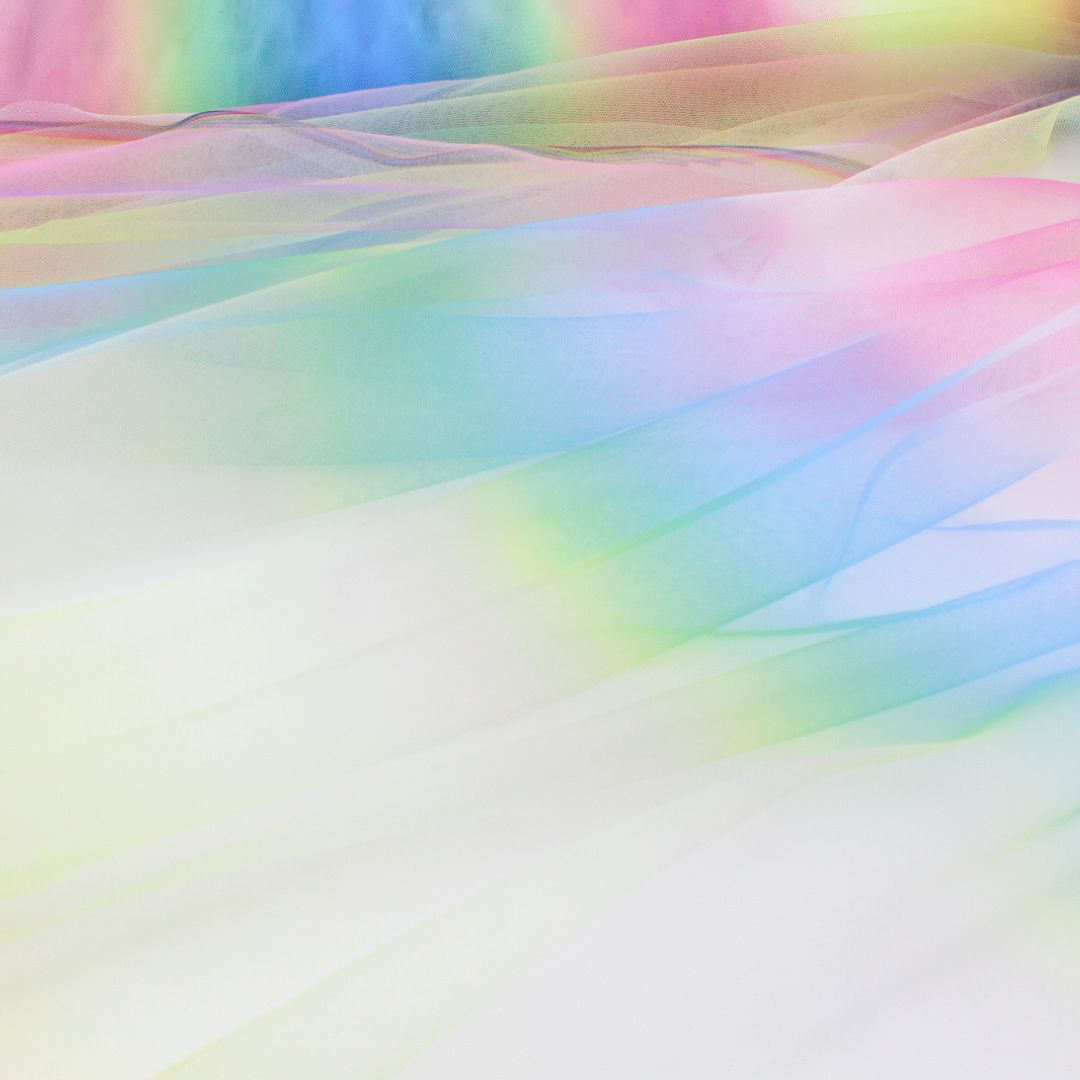Bunter Tüllstoff aus Polyester mit luftiger Struktur, vielseitig einsetzbar für Deko und Mode.