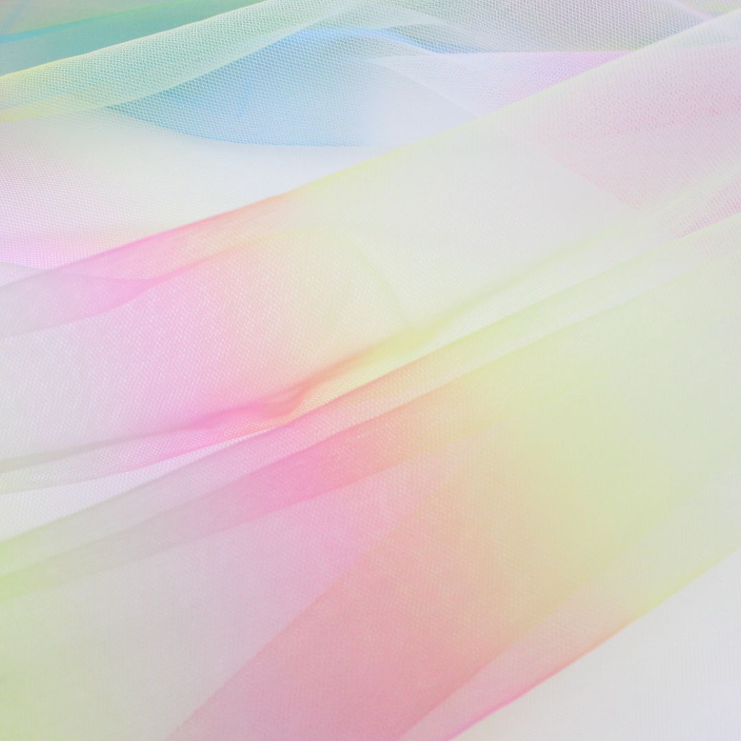 Weicher Tüll Stoff mit Farbverlauf in zarten Regenbogenfarben, ideal für DIY und Kostüme.