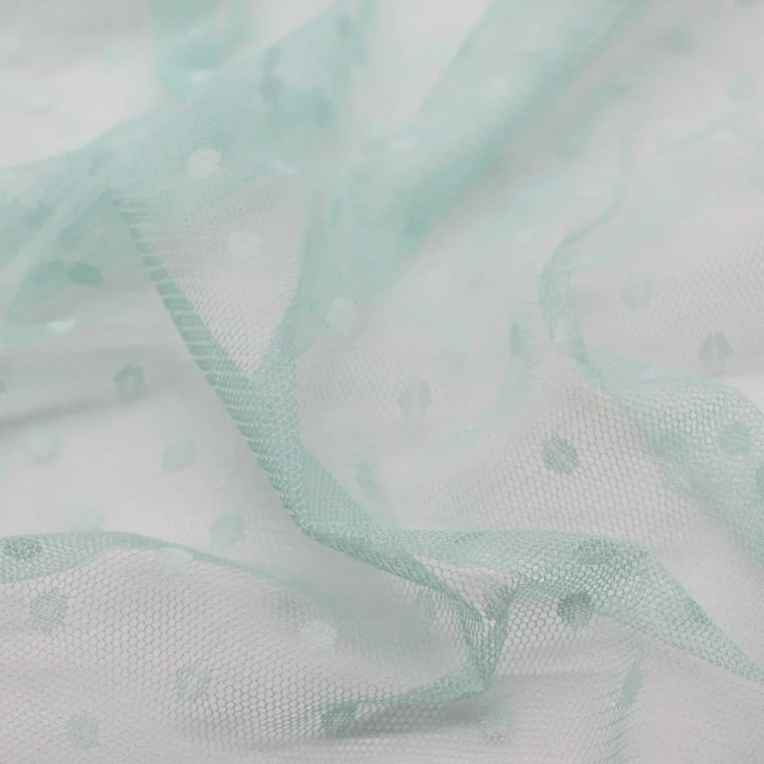 Weicher Tüll in Mint mit kleinen Punkten