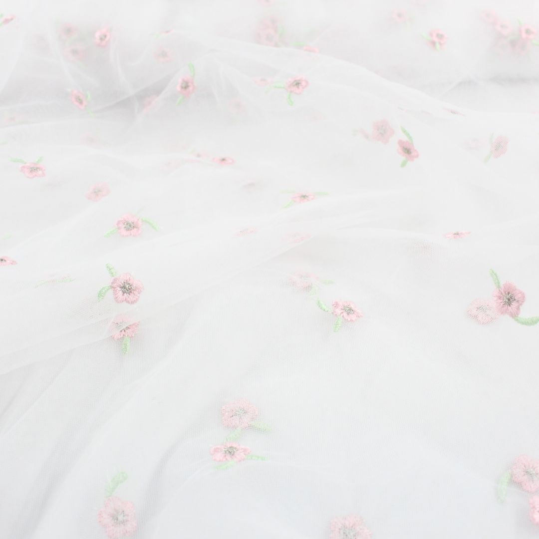 Tüllstoff mit rosa Blumenstickerei, ideal für besondere Anlässe