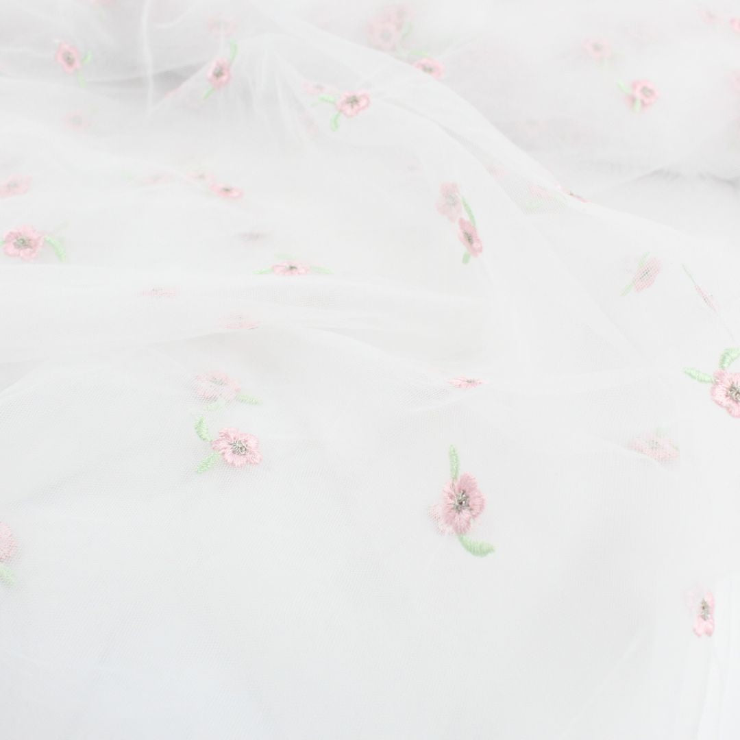 Dekoration aus Tüllstoff mit rosa Blumenstickerei, Meterware am Stück für DIY-Projekte