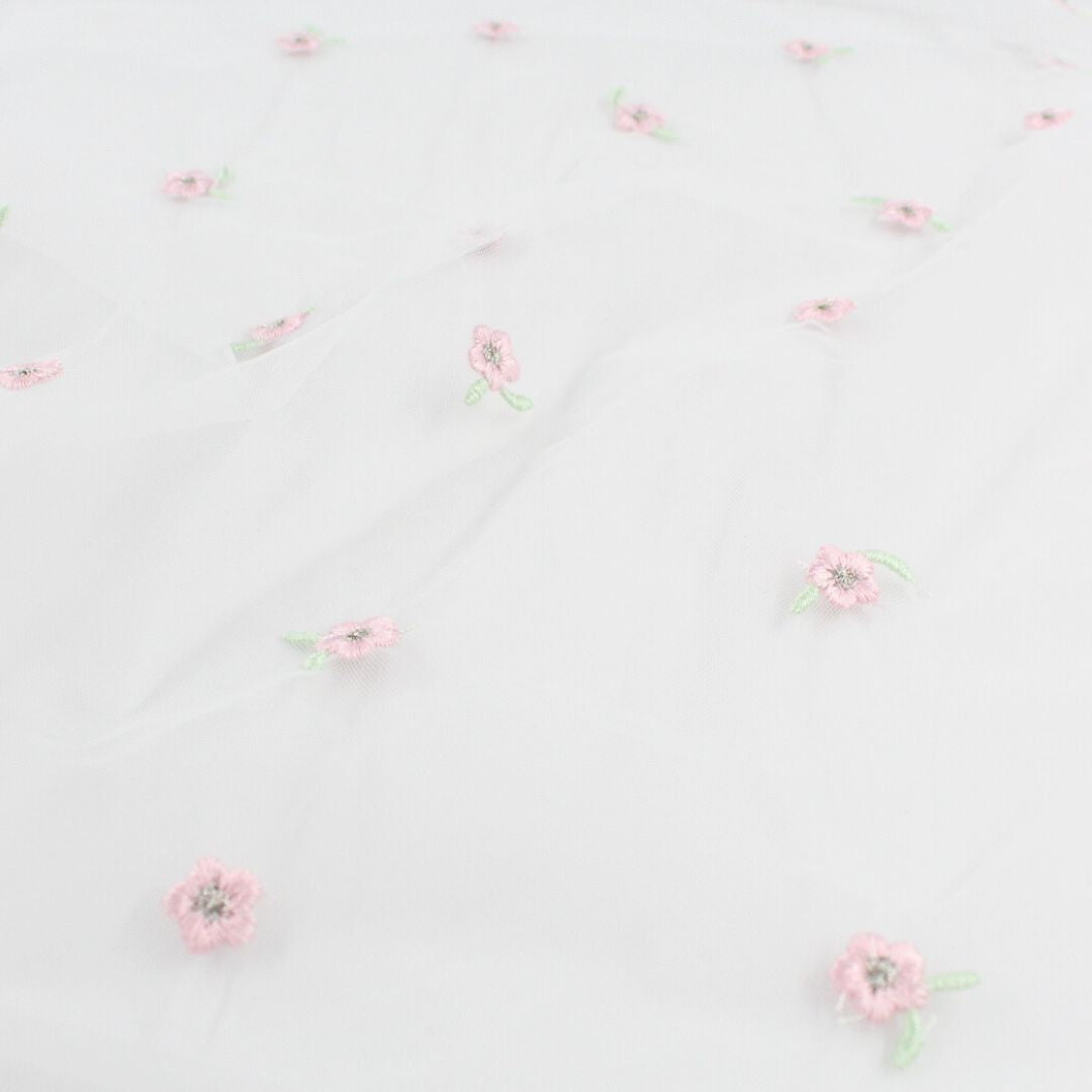 Tüllstoff mit gestickten rosa Blumen, leicht und schwingend