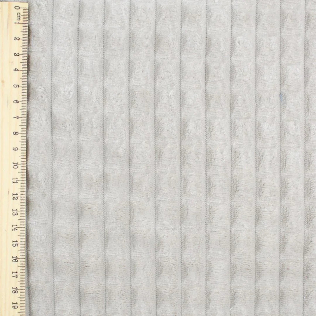 Stoffdetail: Weiche Cord-Optik des beigen Velour Polsterstoffs